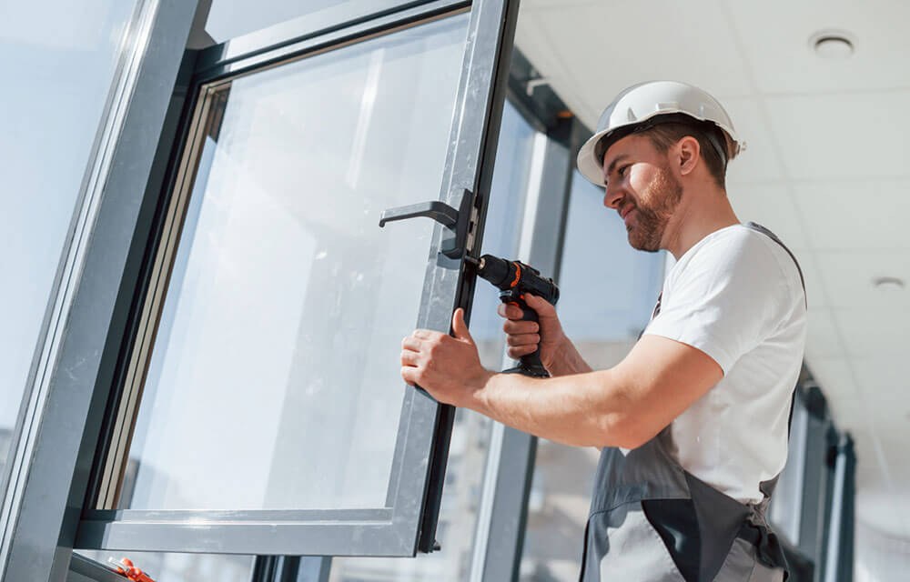 Techniker repariert Fenstergriff und Beschlag